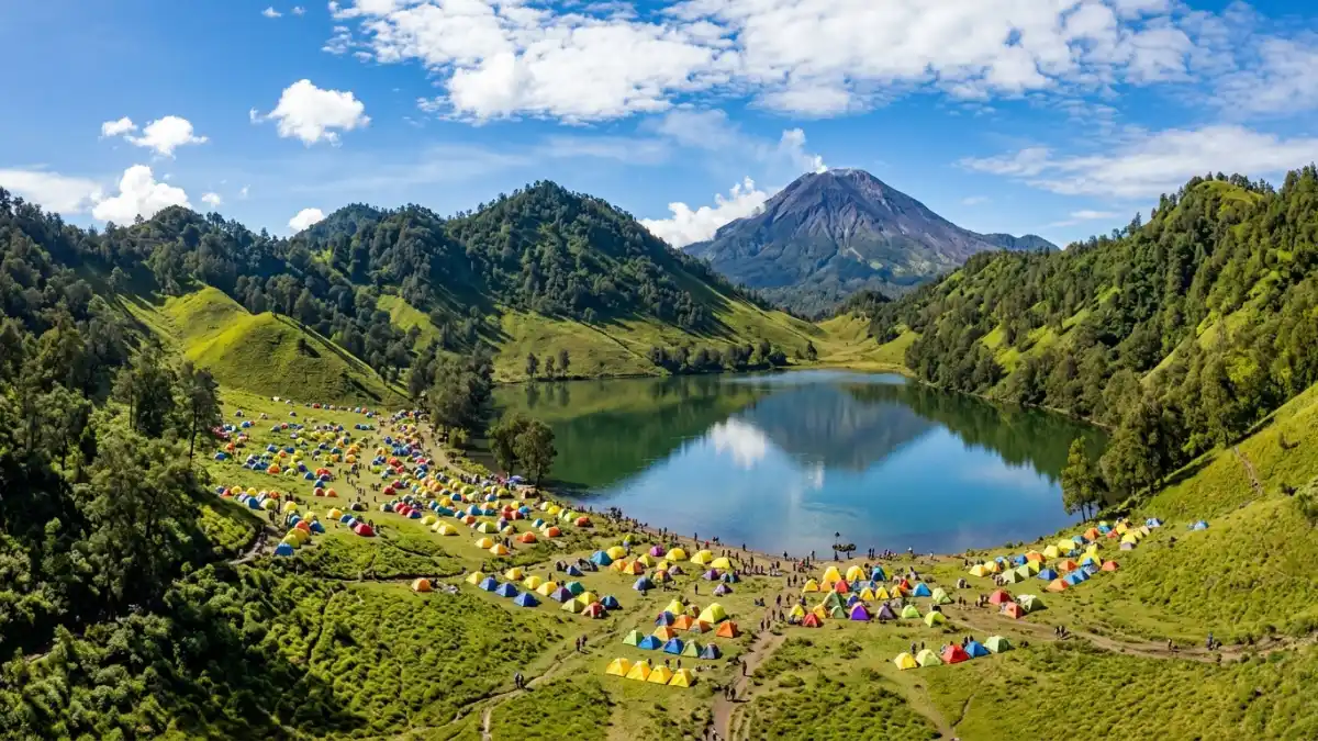 Area camping di Gunung Semeru dengan tenda-tenda didirikan di padang rumput