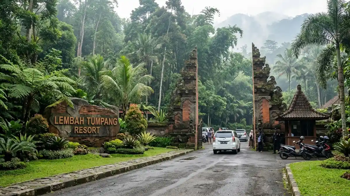 Gerbang masuk kawasan wisata Lembah Tumpang Resort di Malang