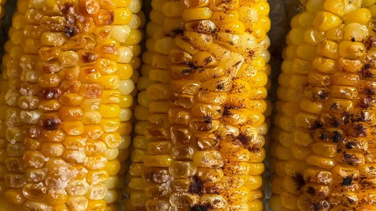 Jagung bakar khas Tretes disajikan hangat dengan berbagai pilihan bumbu di kawasan wisata Prigen