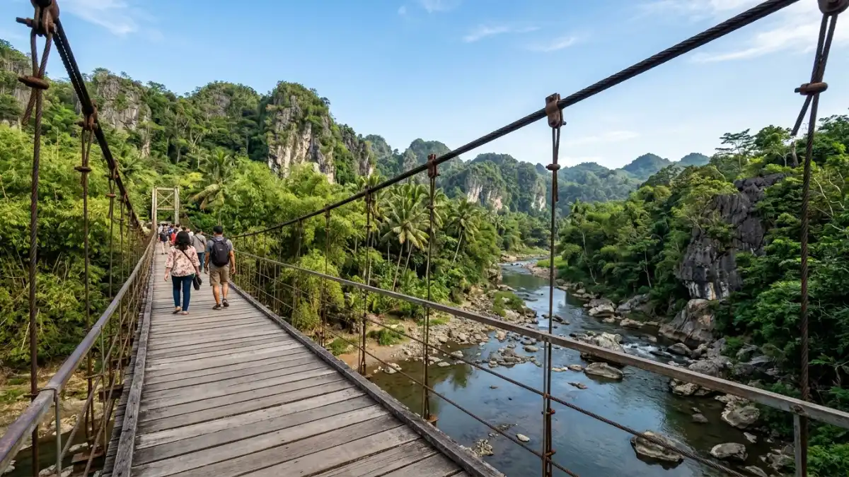 Jembatan gantung Taman Wisata Batu Kapal