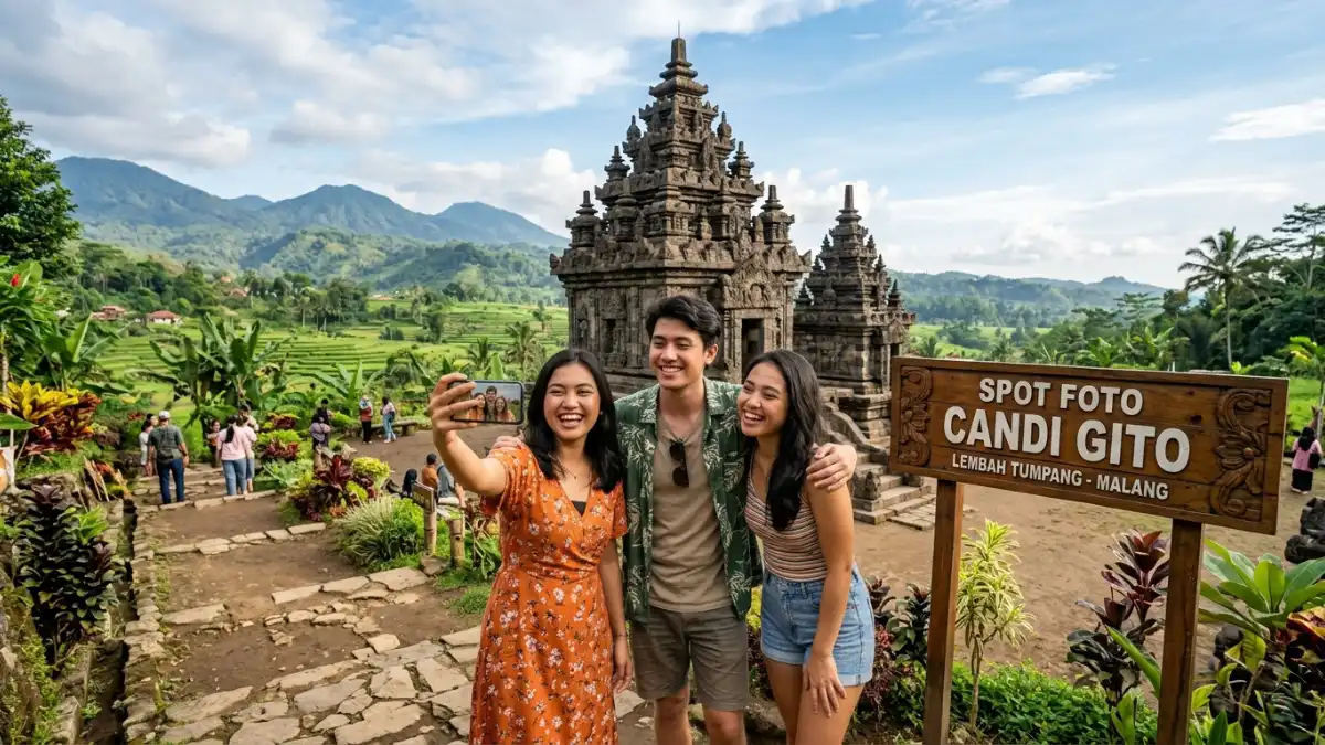 Wisatawan foto di Candi Gito